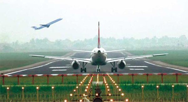 民用通航机场和军用机场执行的航空障碍灯标准有什么不同